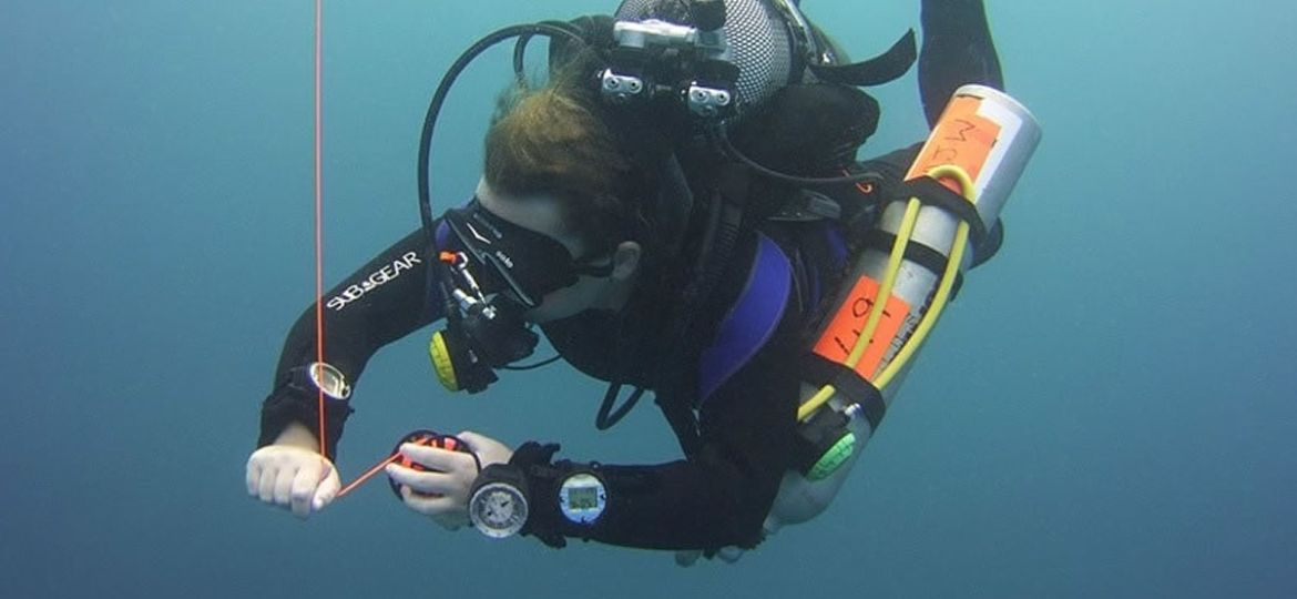 diver-is-using-a-surface-marker-buoy-at-Cozumel